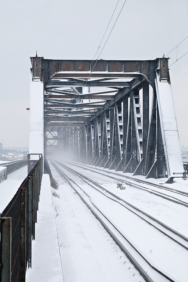 Verschneite Brücke