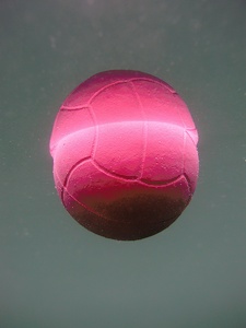 Ball im Wasser
