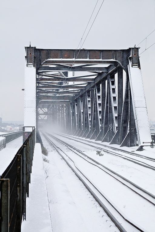 Verschneite Brücke
